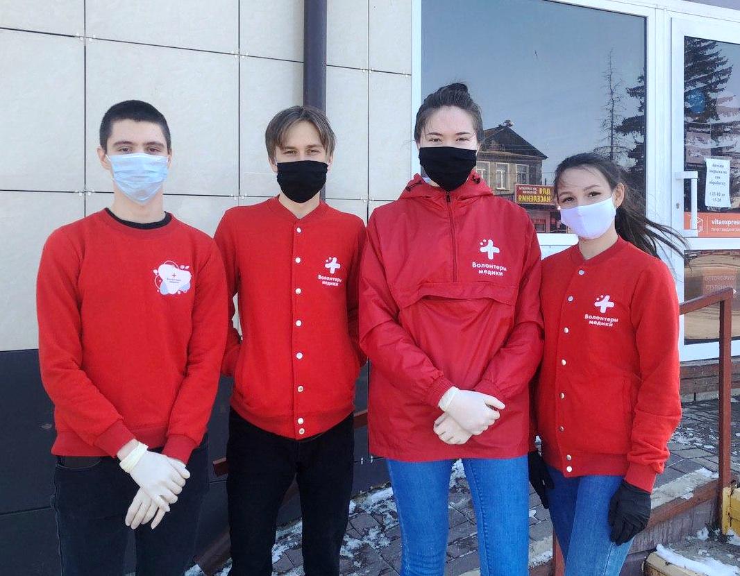В Карсуне студенты-волонтёры раздают маски